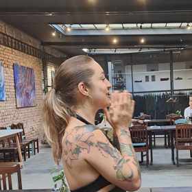 Pravou lopatku Kamu zdobí lilie.