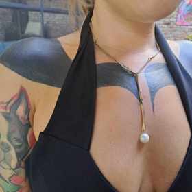 Namísto hvězdiček se jí teď kolem ramen vine masivní černé tetování, které jí připomíná velrybí ocas.