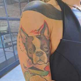 Pravou paži zdobí Kamu například hlava buldočka nebo limetky.