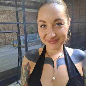 Kuchařka Kamu pracuje na proměně svých tetování.