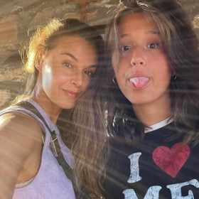 Karolíně je čtrnáct let a srovnávání s mámou Ivou Kubelkovou se zatím stydlivě směje.