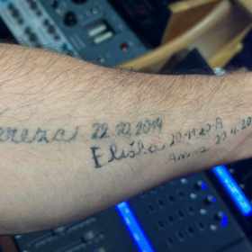 Zpěvák Václav Noid Bárta se magazínu Lifee pochlubil unikátní trojicí tetování, která si doma ručně nakreslil - jde o jména a data narození jeho tří dcer.