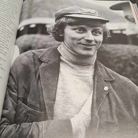 Ke svým kulatým narozeninám zpěvák vydává novou knihu Šíleně veselý princ plnou svých historek a fotografií.