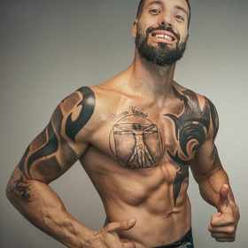 Václav Noid Bárta nechal své kérky na ramenou nedávno kompletně zrekonstruovat.