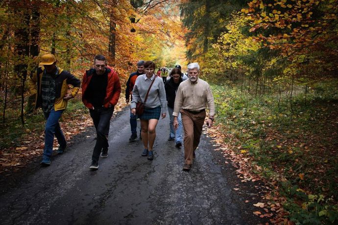 FOTO: Petr Pavel vyrazil s manželkou do lesa. – stránka 2356