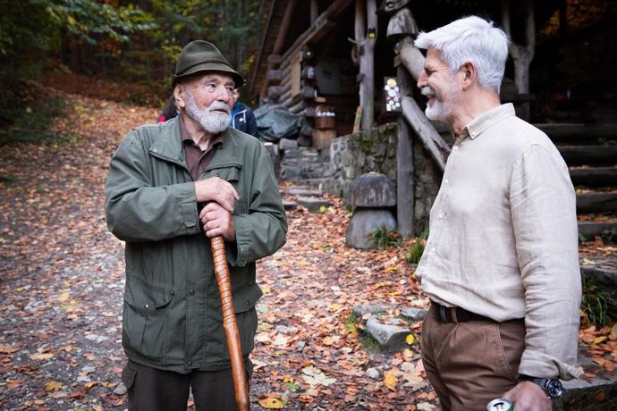 FOTO: Petr Pavel připomíná lidem Mirka Dušína. – stránka 2352