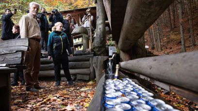 FOTO: Petr Pavel s manželkou navštívili Lesní bar.