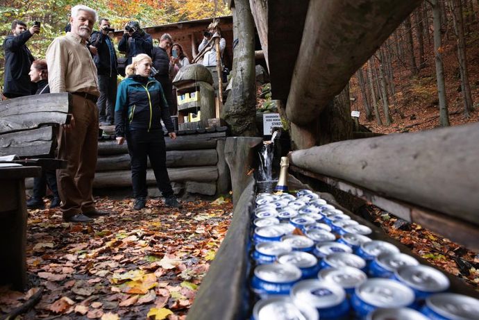 FOTO: Petr Pavel s manželkou navštívili Lesní bar. – stránka 2354