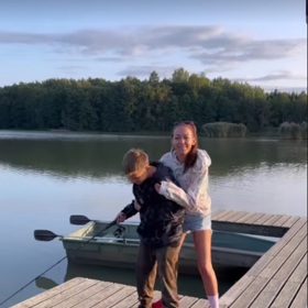 Agáta Hanychová vypadá šťastně jako už dlouho ne. 