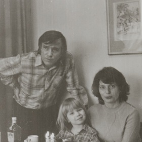 Spisovatelka Michaela Klevisová se narodila do rodiny novinářky a spisovatele. Její tatínek zatím vede v počtu vydaných knih, ale Michaela mu v tomto směru odvážně šlape na paty.