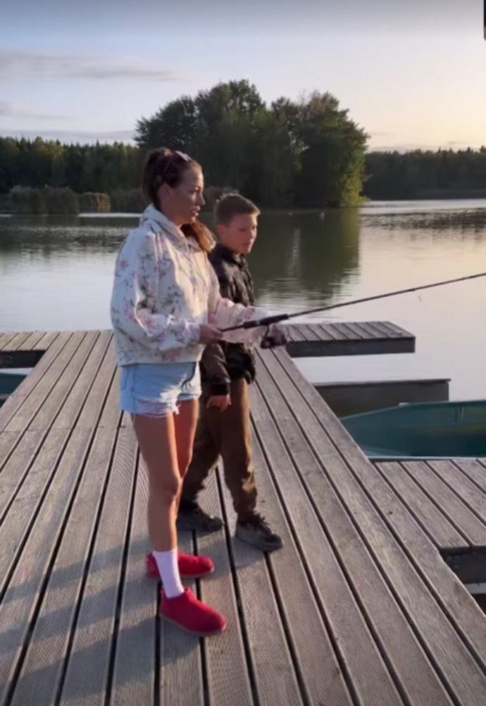 FOTO: Agáta Hanychová si vyzkoušela, jaké to je držet v ruce rybářský prut. – stránka 2185
