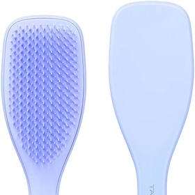 Kartáč Tangle Teeser je velmi oblíbený nejen mezi kadeřníky, jeho cena se pohybuje od 300 Kč.