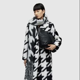 Megalomanské rozměry, ty kohoutí stopě podzimu  2023 velmi sluší. (AllSaints, 10 990 Kč)