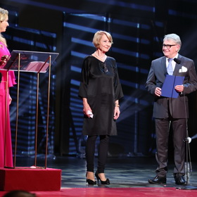 Daniela Kolářová pod šaty oblékla černé legíny, nechyběly ovšem střevíčky na podpatku.