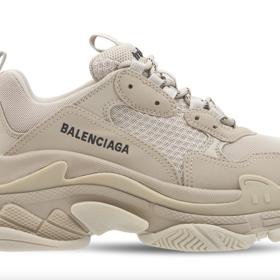 Ikonický model Triple S v decentním barevném provedení. (21 390 Kč)