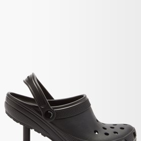 Značka Balenciaga  pantoflím neváhala přidat vysokánský subtilní podpatek. 