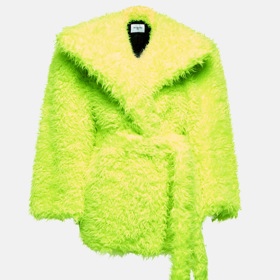 Kabátek s delším vlasem patří k podzimním hitům. Nabízí jej třeba luxusní značka Balenciaga za cca 72 000 Kč.