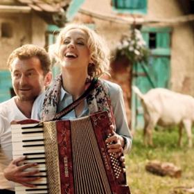 Petra Hřebíčková coby Eliška dá šanci hulvátskému hrobníkovi Božíčkovi, kterého sehrál Ondřej Vetchý.