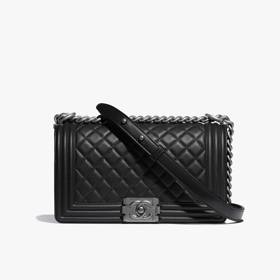 Samozřejmě nesmí chybět ani černá klasika se stříbrnými kovovými prvky.