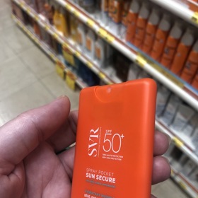 Tohle šikovné balení ochranného krému (ve spreji) jsme objevily v lékárně v Lyonu. Vejde se do každé kabelky.