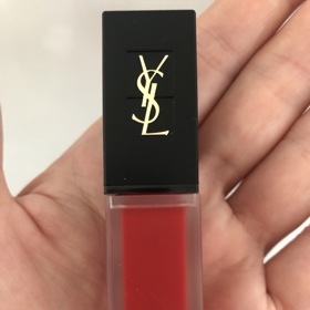 Milují rtěnky. Mezi ikonické kousky patří ty od značky YSL. My jsme si pořídily typ Tatouage Couture, která je neslíbatelná.