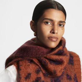 Šála z totožného materiálu jako pulovr, Ideální způsob, jak podpořit vrstvení podzimních úpletů. (COS)