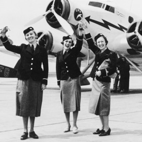 Ve 30. letech minulého století provázely cestující na palubě Československých státních aerolinií i tyto letušky.