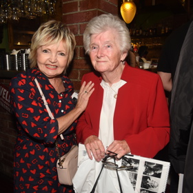 Herečka Jitka Viktorínová, představitelka filmové Adélky z Babičky (vpravo) s herečkou Evou Hruškovou, první filmovou Popelkou.