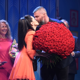Radek Filipi růže v závěru děkovačky nosí šťastné Lucii na pódium.