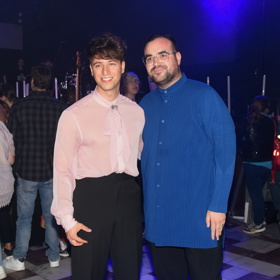 Zpěvák Milan Peroutka letos učinil coming out a s přítelem Dominikem Roubínkem nás baví nápaditými outfity.