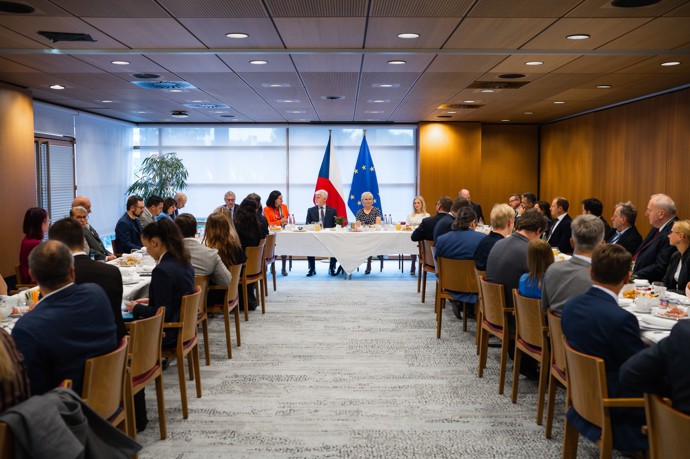 FOTO: Setkání prezidenta republiky s českými europoslanci. – stránka 2424