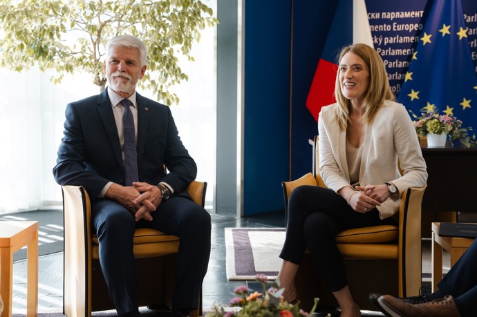 FOTO: Setkání prezidenta republiky s paní Robertou Metsolou, předsedkyní Evropského parlamentu. – stránka 2419