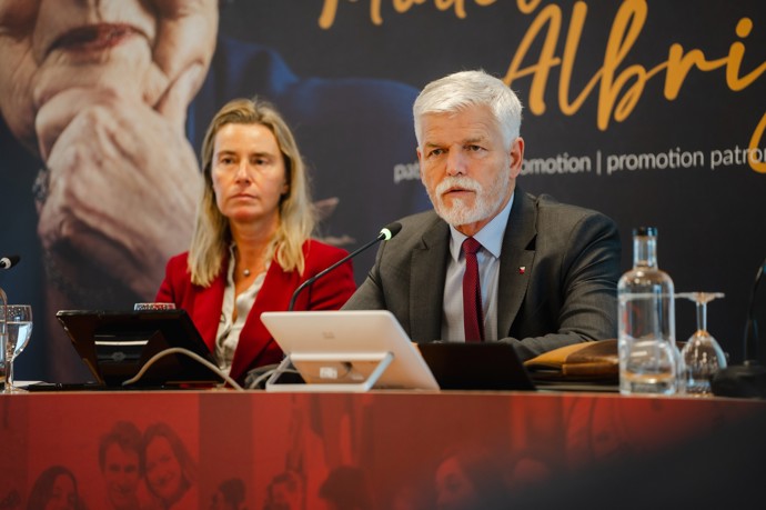 FOTO: Petr Pavel s Federicou Mogherini, rektorkou College of Europe. – stránka 2430