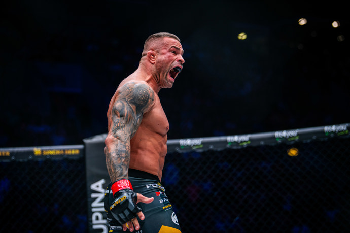 FOTO: Karlos Vémola bezprostředně po konci zápasu. – stránka 13