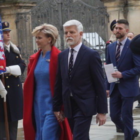 Stejný šperk si připnula i na šaty Zuzany Kubíčkové, ve kterých dorazila na Hrad v den inaugurace letos v březnu.