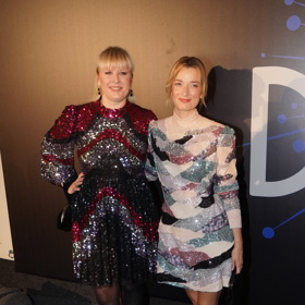 Flitrové šaty zvolila i zpěvačka Tereza Černochová. S Marikou v podobném modelu zapózovaly společně.