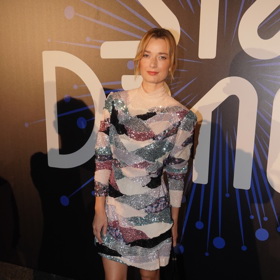 Herečka Marika Šoposká dorazila v krátkých šatech se stojaáčkem a rukávy, kompletně pošitých různými odstíny flitrů.