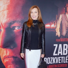 Dabérka Stanislava Jachnická oblékla na filmovou premiéru metalickou saténovou sukni, kterou kombinuje s černým rolákem a koženou bundou.