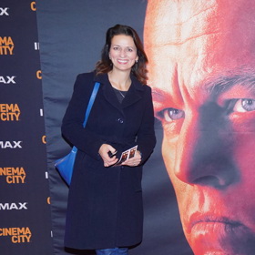 Herečka Adéla Gondíková do kina oblékla tmavě modrý kabát, který sladila s modrou koženou kabelkou a tmavě modrými kotníčkovými botami. 