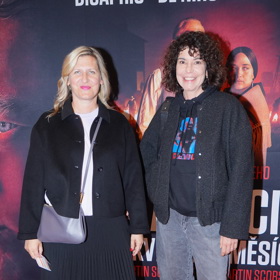 Komunální politička Hana Třeštíková (vlevo) oblékla na filmovou premiéru černou plisovanou sukni, kterou doplnila teniskami, bílým tričkem a černým blejzrem s límečkem. Nechybí fialová crossbody kabelka.