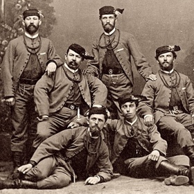 Sokolové v krojích.