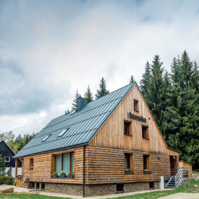 Když šestičlenná rodina dostala možnost koupit normalizační montovanou dřevostavbu, ani na minutku nezaváhala.