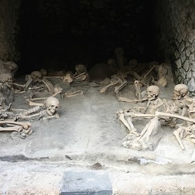 Kostry obětí v Herculaneu.