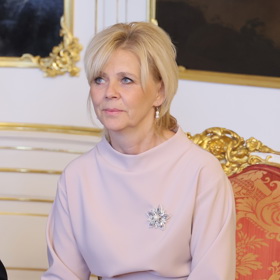 Zdá se, že si Eva Pavlová tento druh šperku velmi oblíbila.