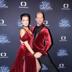 Pár tvoří Iva Kubelková s Martinem Prágrem. Ten tančil v dřívějších ročnících se Simonou Babčákovou nebo Gabrielou Soukalovou.