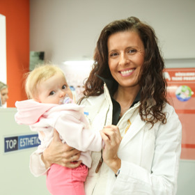 Tomáš Krejčíř s manželkou dlouho podnikal v rodinné oftamologické firmě. Jeho manželka je lékařkou.