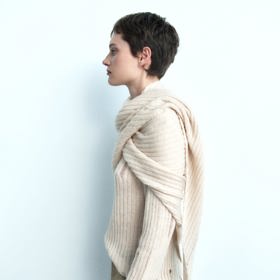 Přechodná období jsou nakloněna lehčím druhům úpletů, vrstveným přes sebe. (Zara)