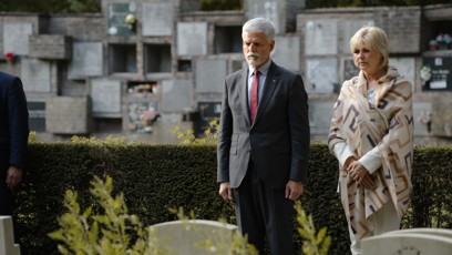 FOTO: Pavlovi položili květiny u hrobu pilota RAF Zdeňka Dondy.