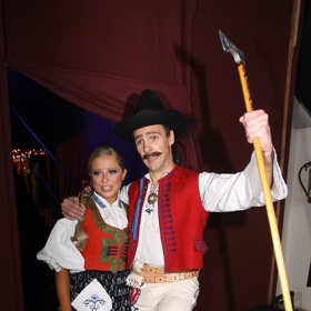 Roman Vojtek a Kristýna Coufalová ve folklorních kostýmech tance ve freestyle stylu. První řada StarDance v roce 2006.