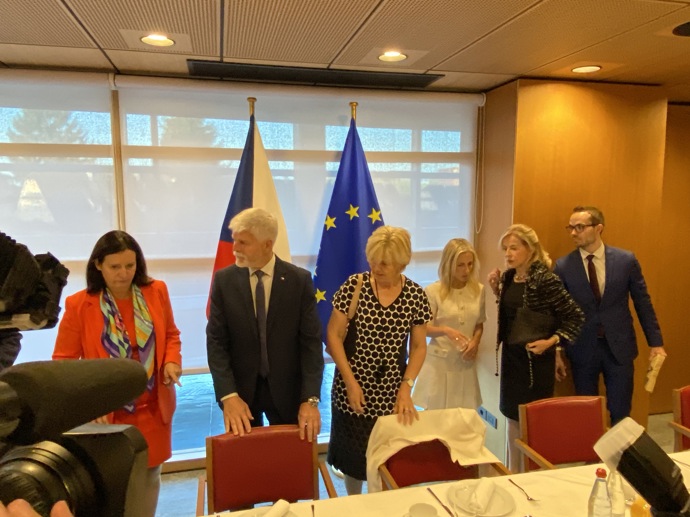 FOTO: První dáma Eva Pavlová s Petrem Pavlem. – stránka 1112